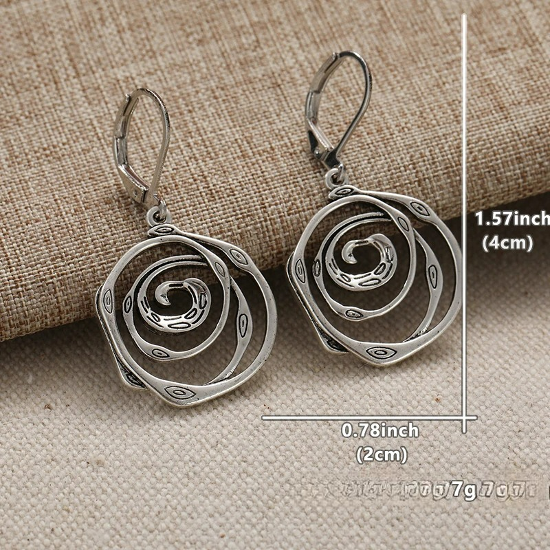 彫り模様のスパイラルデザインのぶら下がりピアス