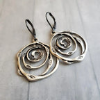 Boucles d'oreilles pendantes avec spirale ciselée