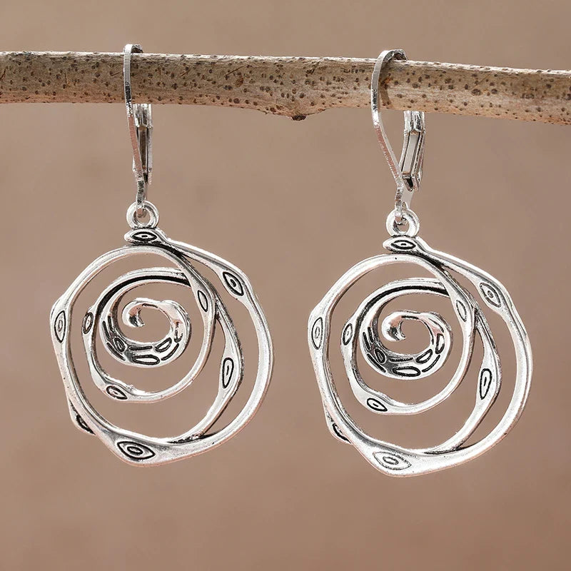 Boucles d'oreilles pendantes avec spirale ciselée