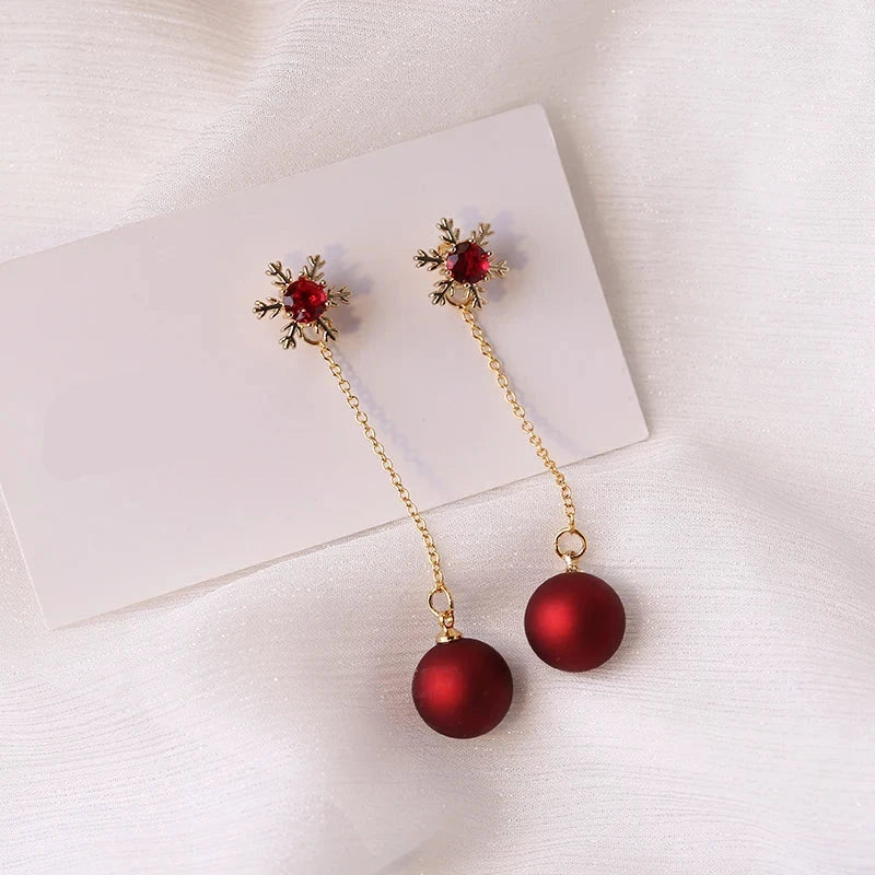 赤いクリスマスボールのぶら下がりピアス