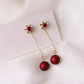 赤いクリスマスボールのぶら下がりピアス