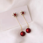 赤いクリスマスボールのぶら下がりピアス