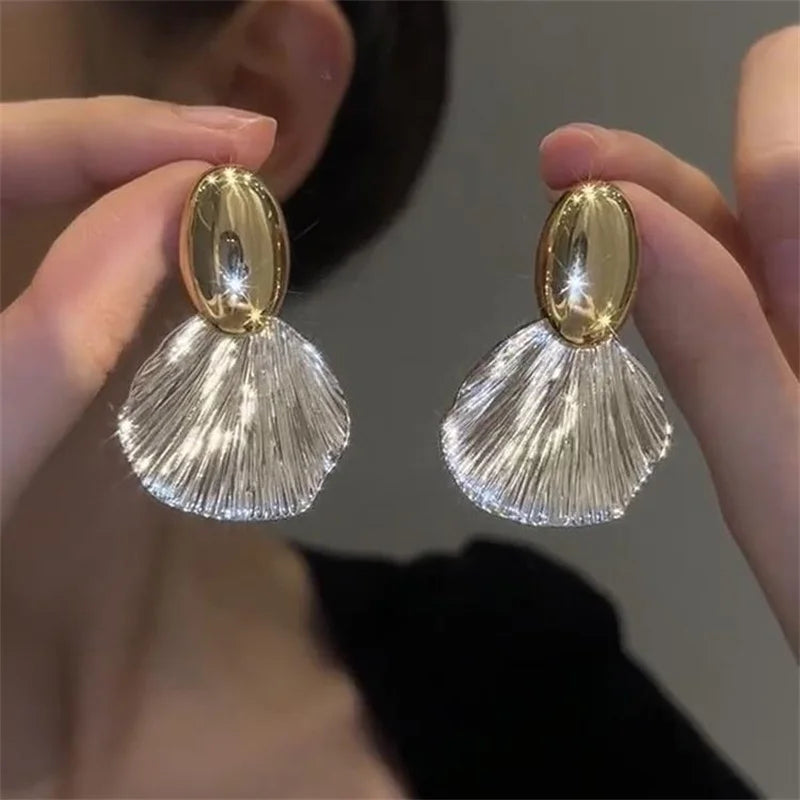 シェル型のホタテモチーフのぶら下がりピアス
