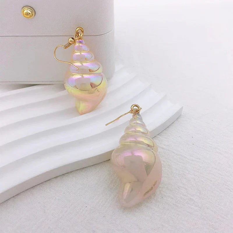 シェルスネイルモチーフのマザーオブパール ロングピアス