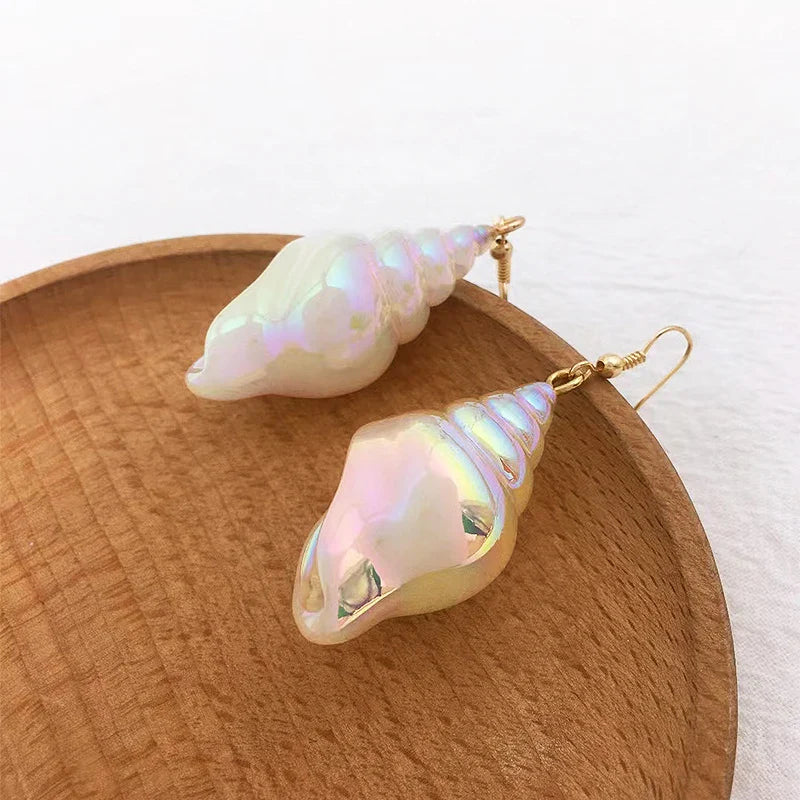 シェルスネイルモチーフのマザーオブパール ロングピアス