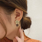 ベージュとブラウンの花モチーフの揺れるピアス