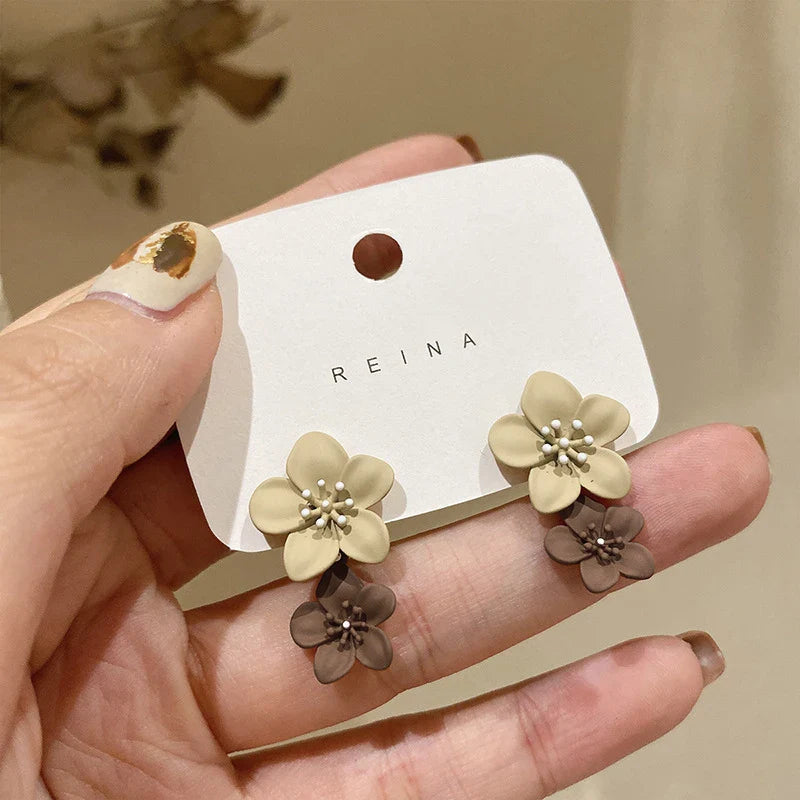 ベージュとブラウンの花モチーフの揺れるピアス