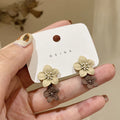 ベージュとブラウンの花モチーフの揺れるピアス