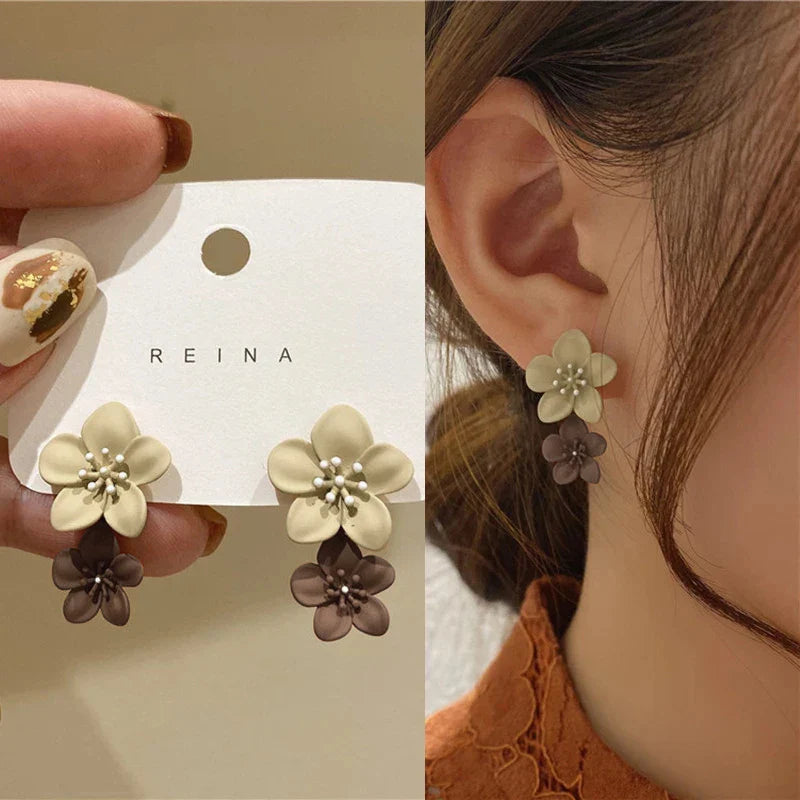 ベージュとブラウンの花モチーフの揺れるピアス