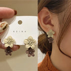 ベージュとブラウンの花モチーフの揺れるピアス