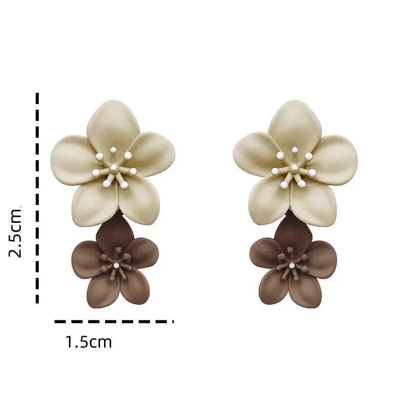 ベージュとブラウンの花モチーフの揺れるピアス