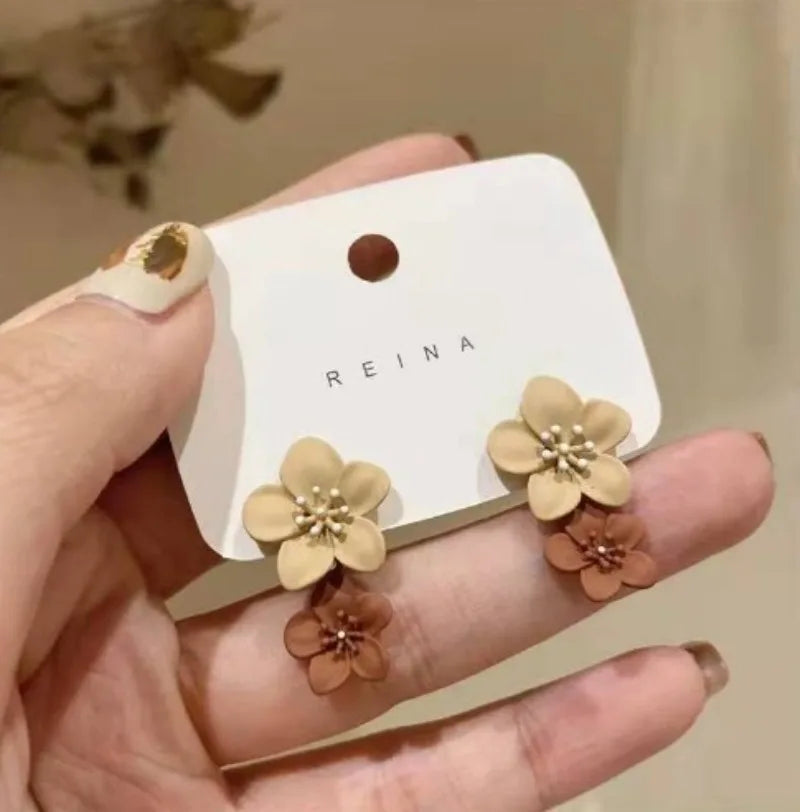 ベージュとブラウンの花モチーフの揺れるピアス