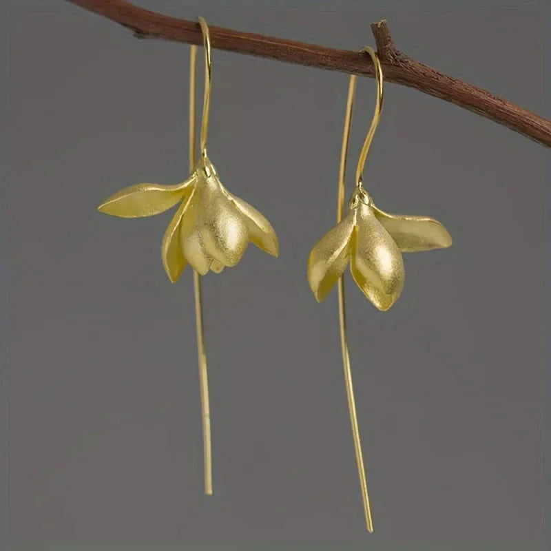 マグノリアの花 モチーフ ぶら下がりピアス ゴールド