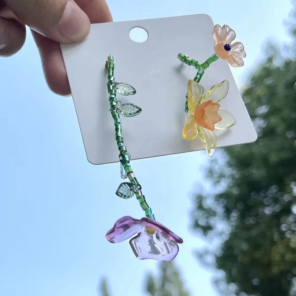 ボヘミアンスタイルの花モチーフ揺れピアス