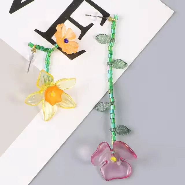 ボヘミアンスタイルの花モチーフ揺れピアス