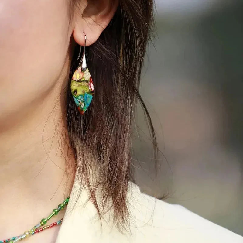 カラードロップのぶら下がりピアス シルバー＆グリーン