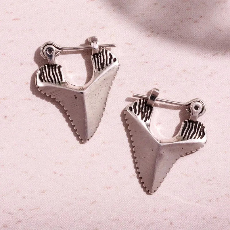 サメの歯をあしらったインレイのドロップピアス