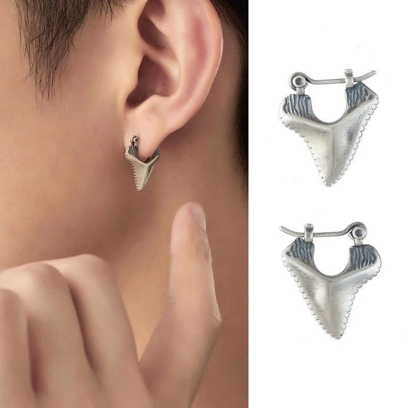 サメの歯をあしらったインレイのドロップピアス