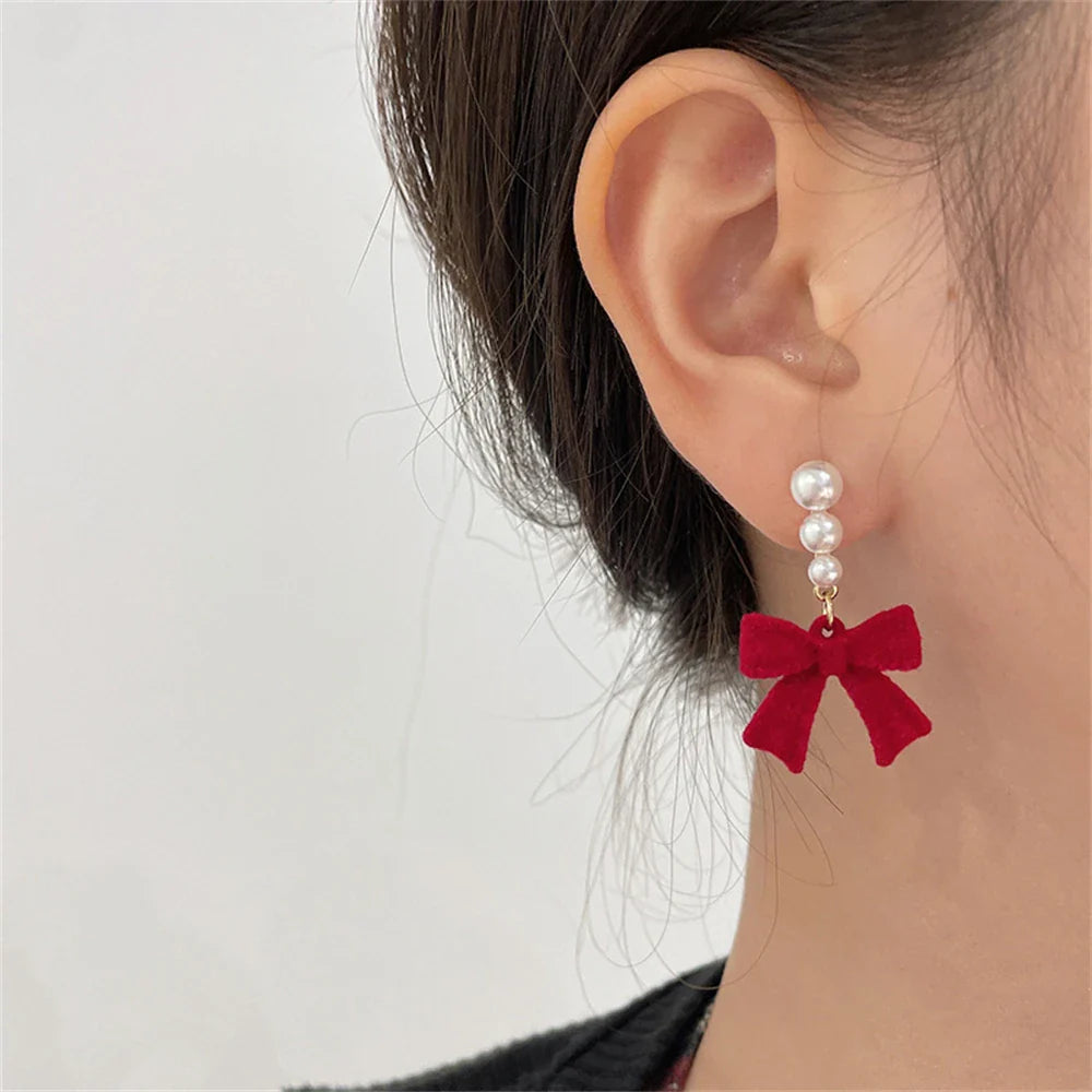 パールとノットのレッドのドロップピアス