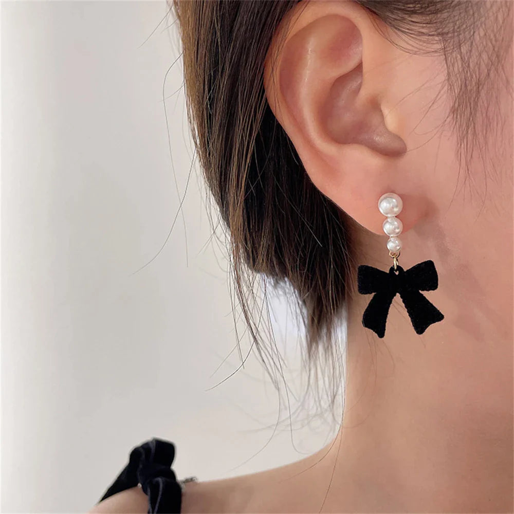 パールとノットのブラックのドロップピアス