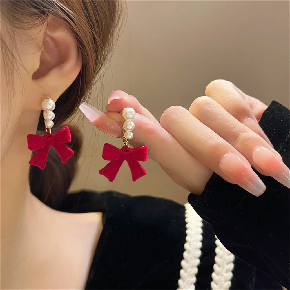 パールとノットのレッドのドロップピアス