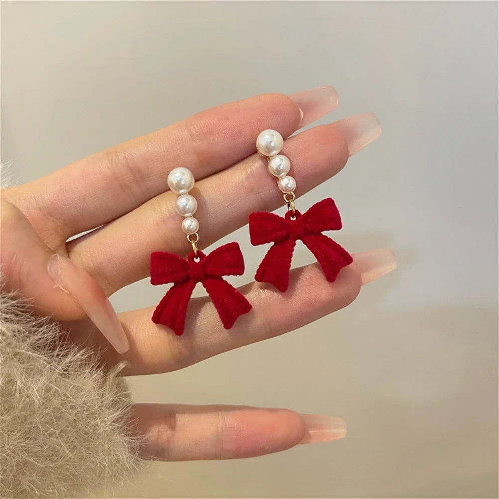 パールとノットのレッドのドロップピアス