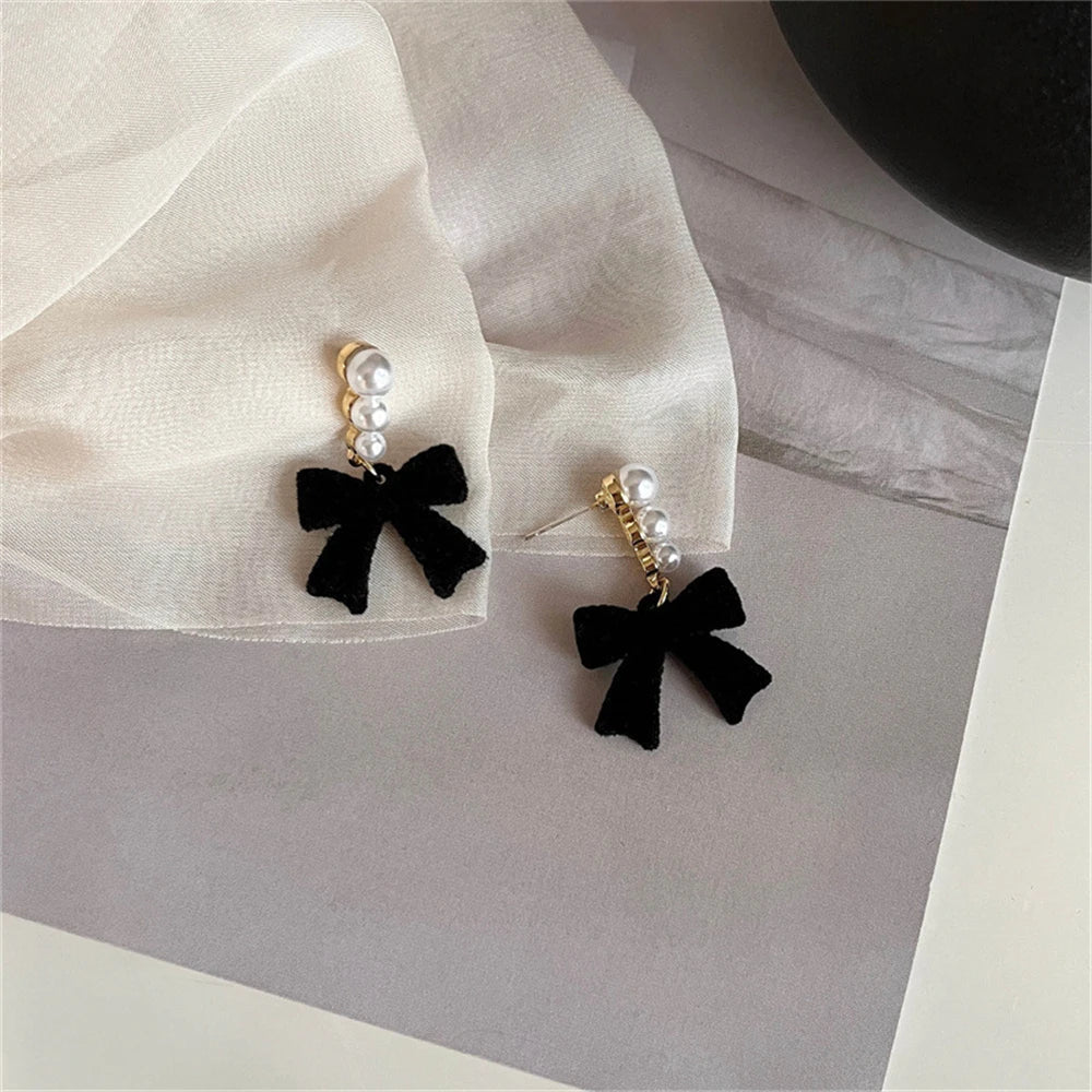 パールとノットのブラックのドロップピアス