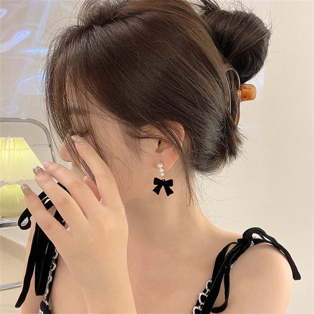 パールとノットのブラックのドロップピアス