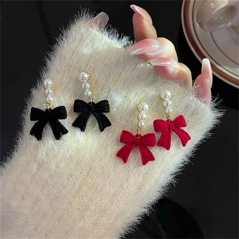 パールとノットのブラックのドロップピアス