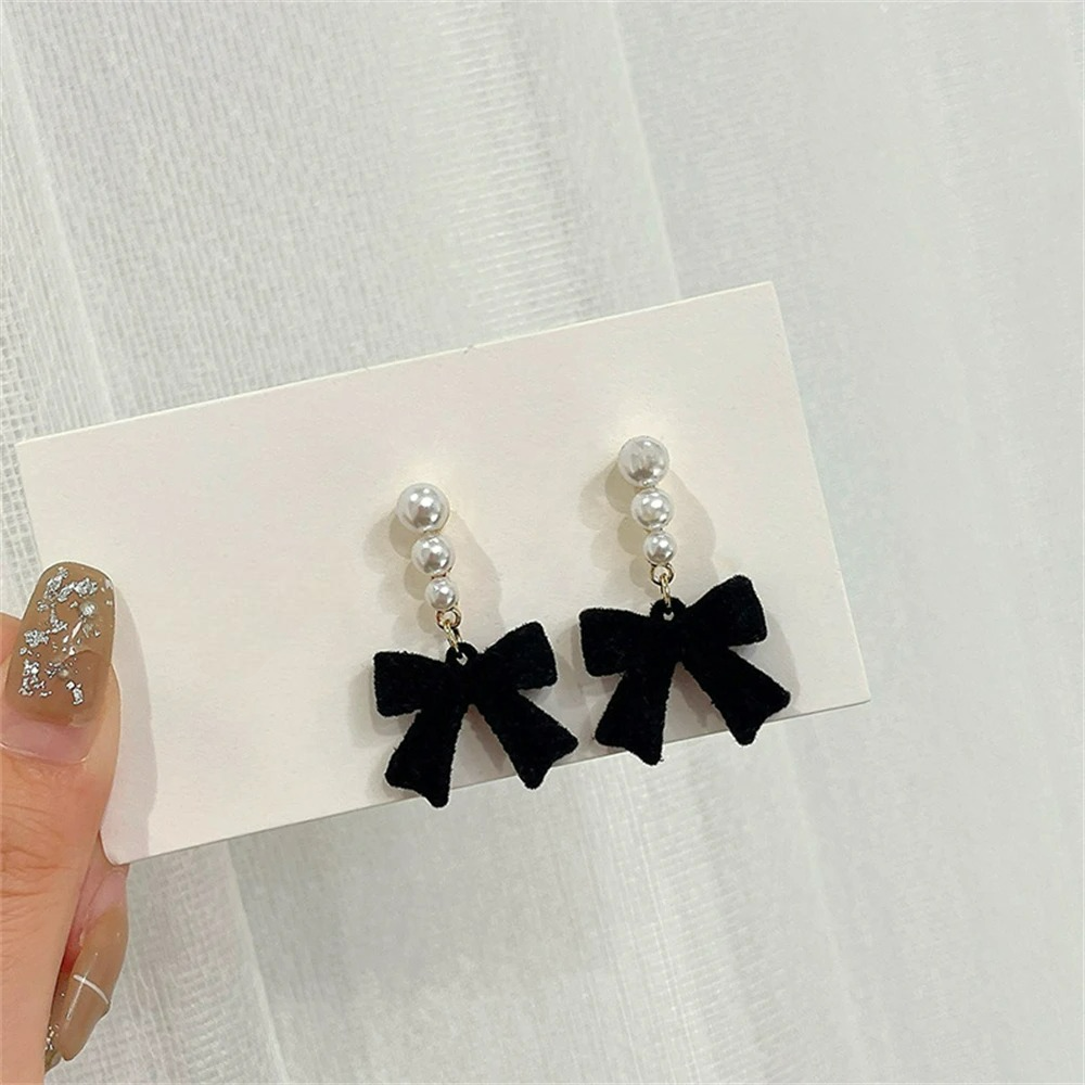パールとノットのブラックのドロップピアス