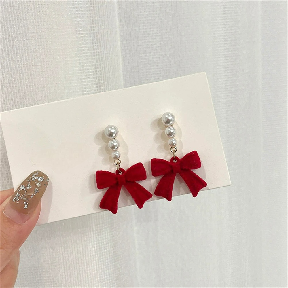 パールとノットのレッドのドロップピアス