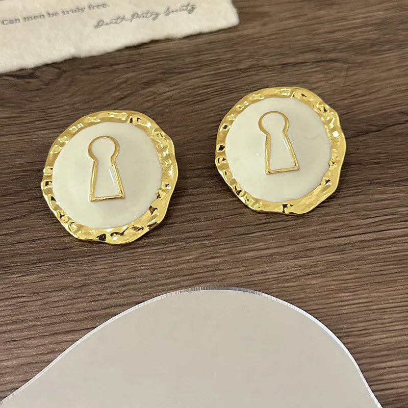 丸い鍵モチーフのホワイトピアス