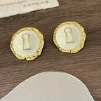 丸い鍵モチーフのホワイトピアス