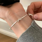 女性用シルバーの蝶結びブレスレット

