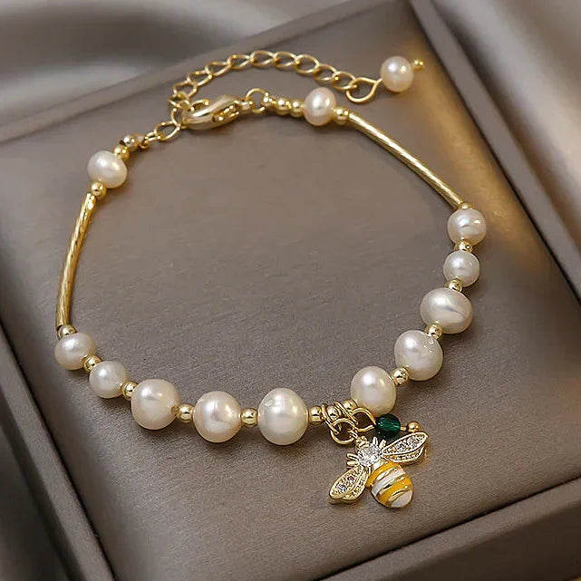 白いパールの蜂モチーフブレスレット
