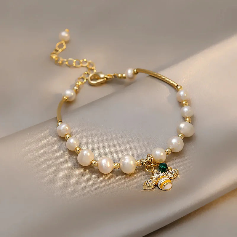 白いパールの蜂モチーフブレスレット