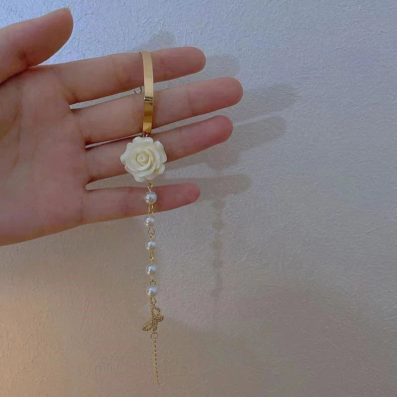 パールと白いバラの花のブレスレット