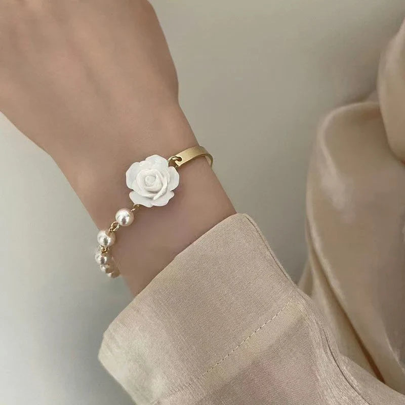 パールと白いバラの花のブレスレット