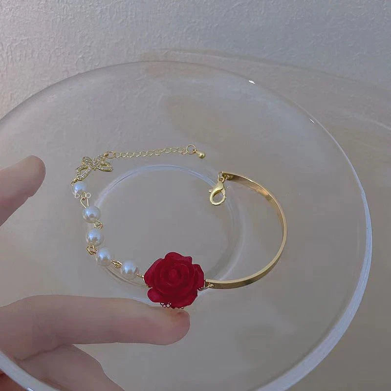 パールと赤いバラの花のブレスレット