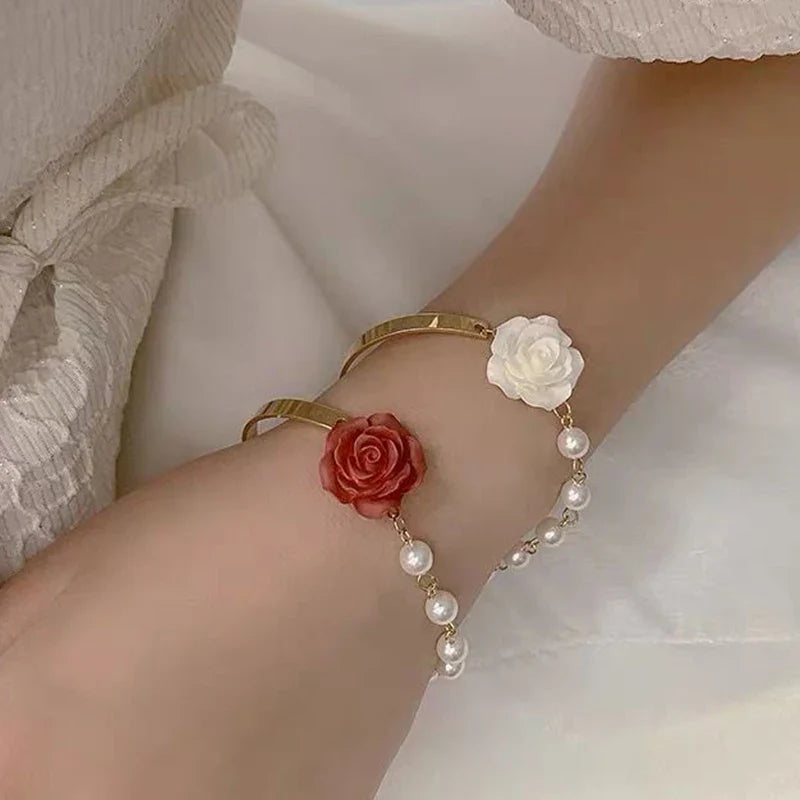 パールと赤いバラの花のブレスレット