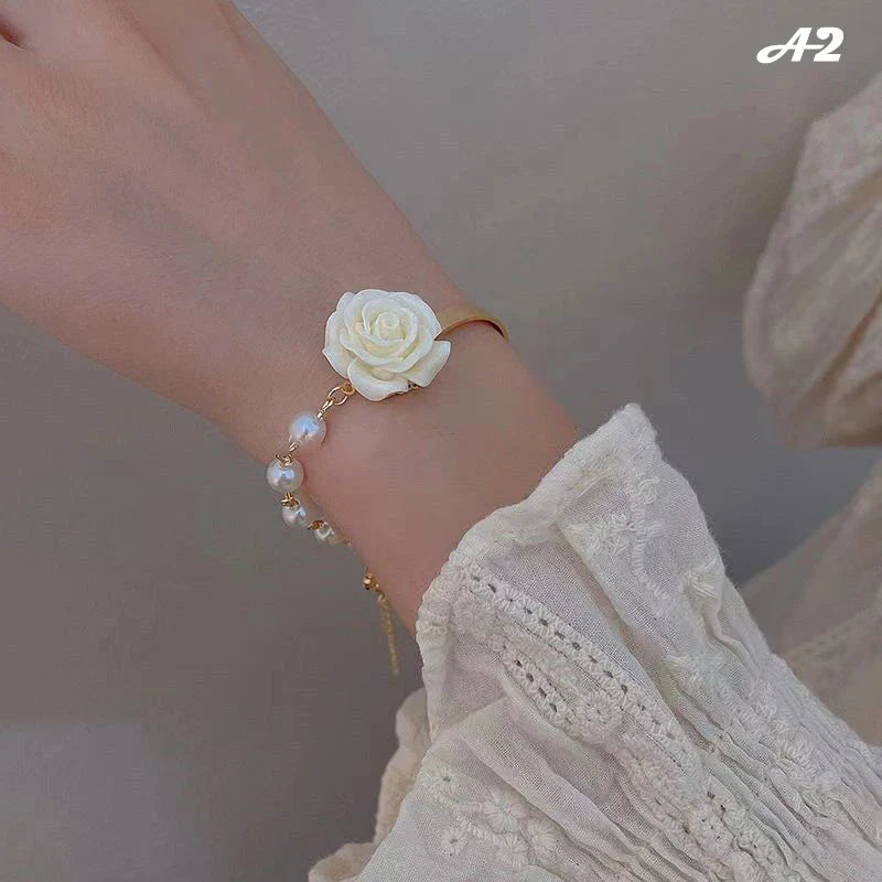 パールと白いバラの花のブレスレット