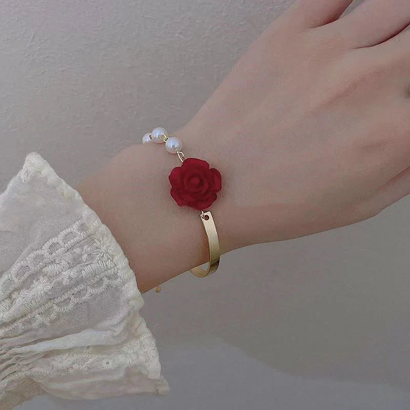 パールと赤いバラの花のブレスレット