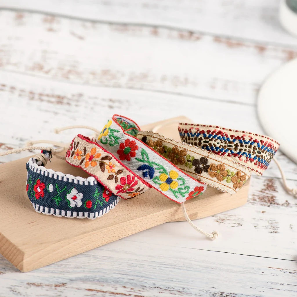 ボヘミアン風 刺繍入り ハンドメイド ブラジルブレスレット ホワイト