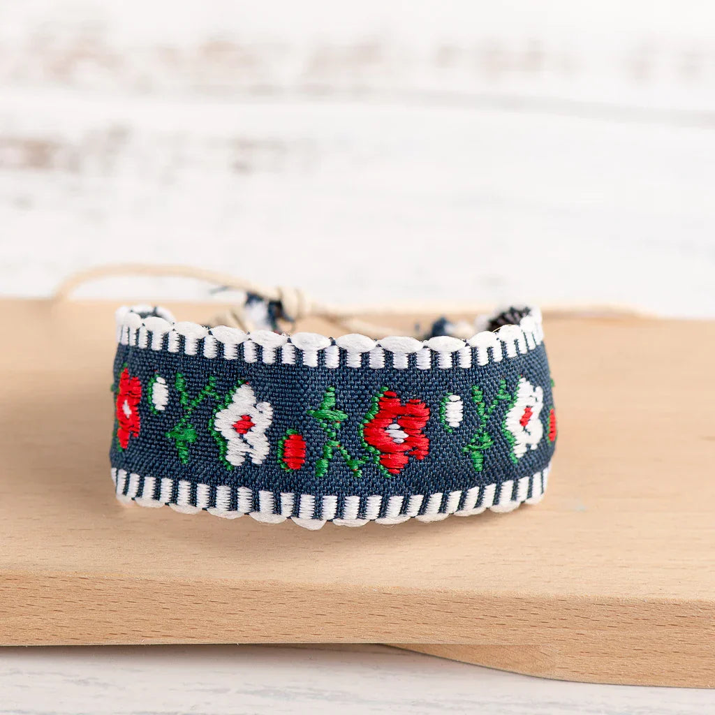ボヘミアン風 刺繍入り ハンドメイド ブラジルブレスレット ブルーとホワイト