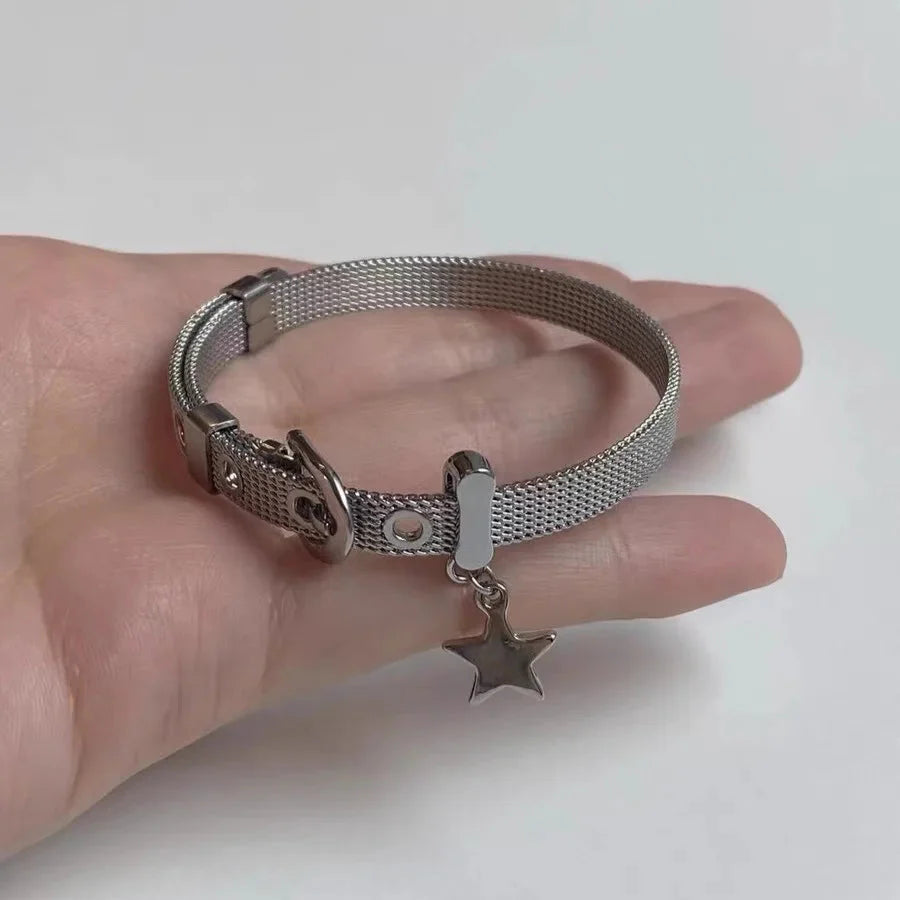 星座モチーフのチャームブレスレット
