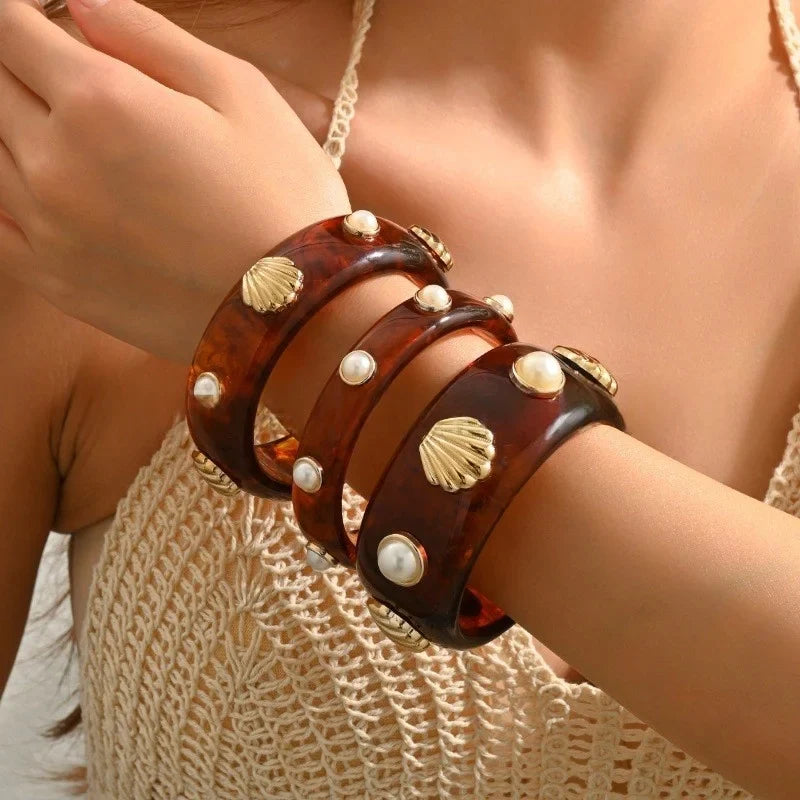 琥珀色のシェル付きレジンブレスレット