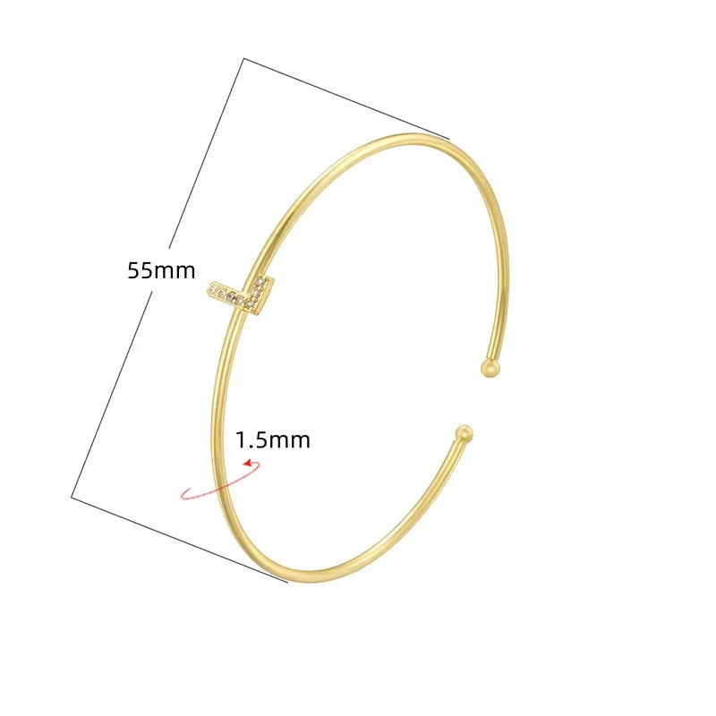 ミニマルなイニシャルブレスレット