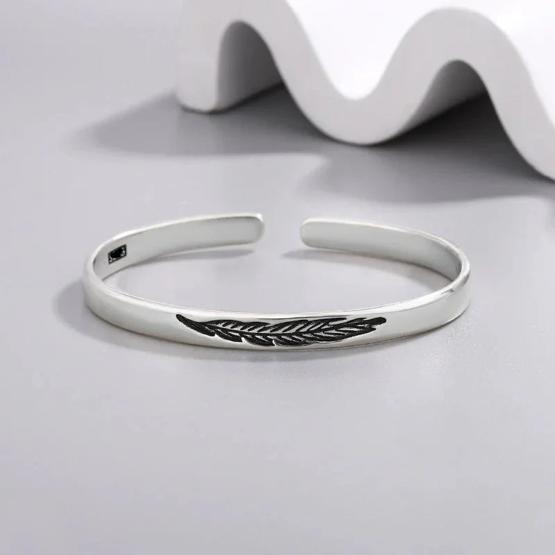 Bracelet jonc ouvert plume argentée