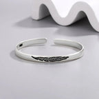Bracelet jonc ouvert plume argentée
