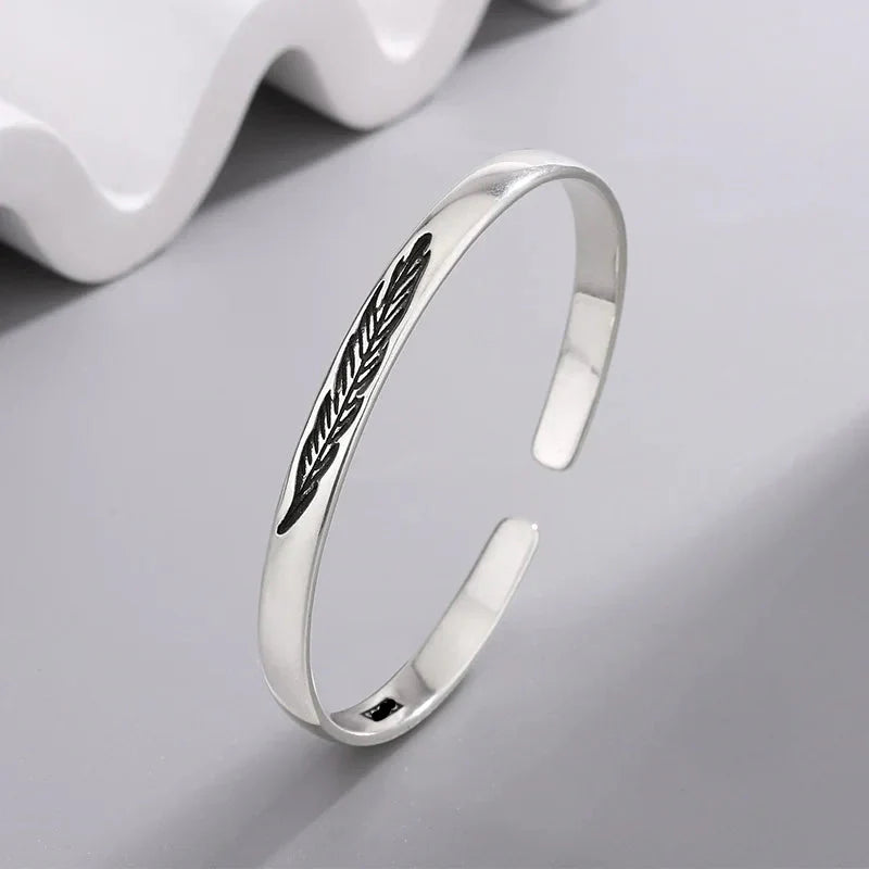Bracelet jonc ouvert plume argentée